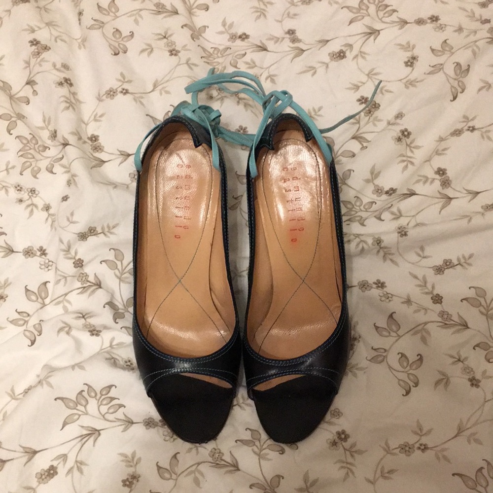 Edmundo Castillo Heels